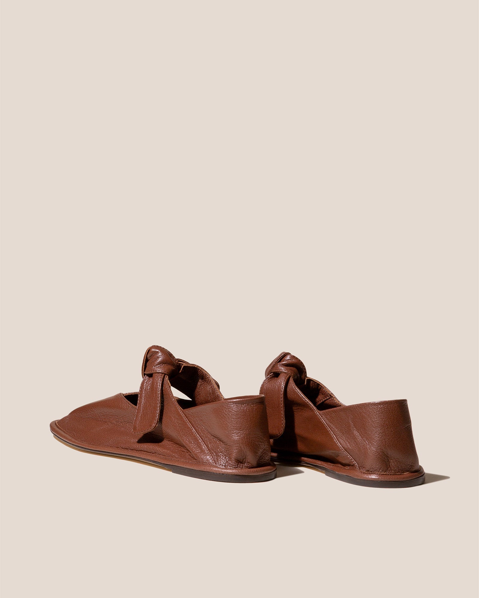 LLASADA SUPPLE SHINY - Front-Knot Pump