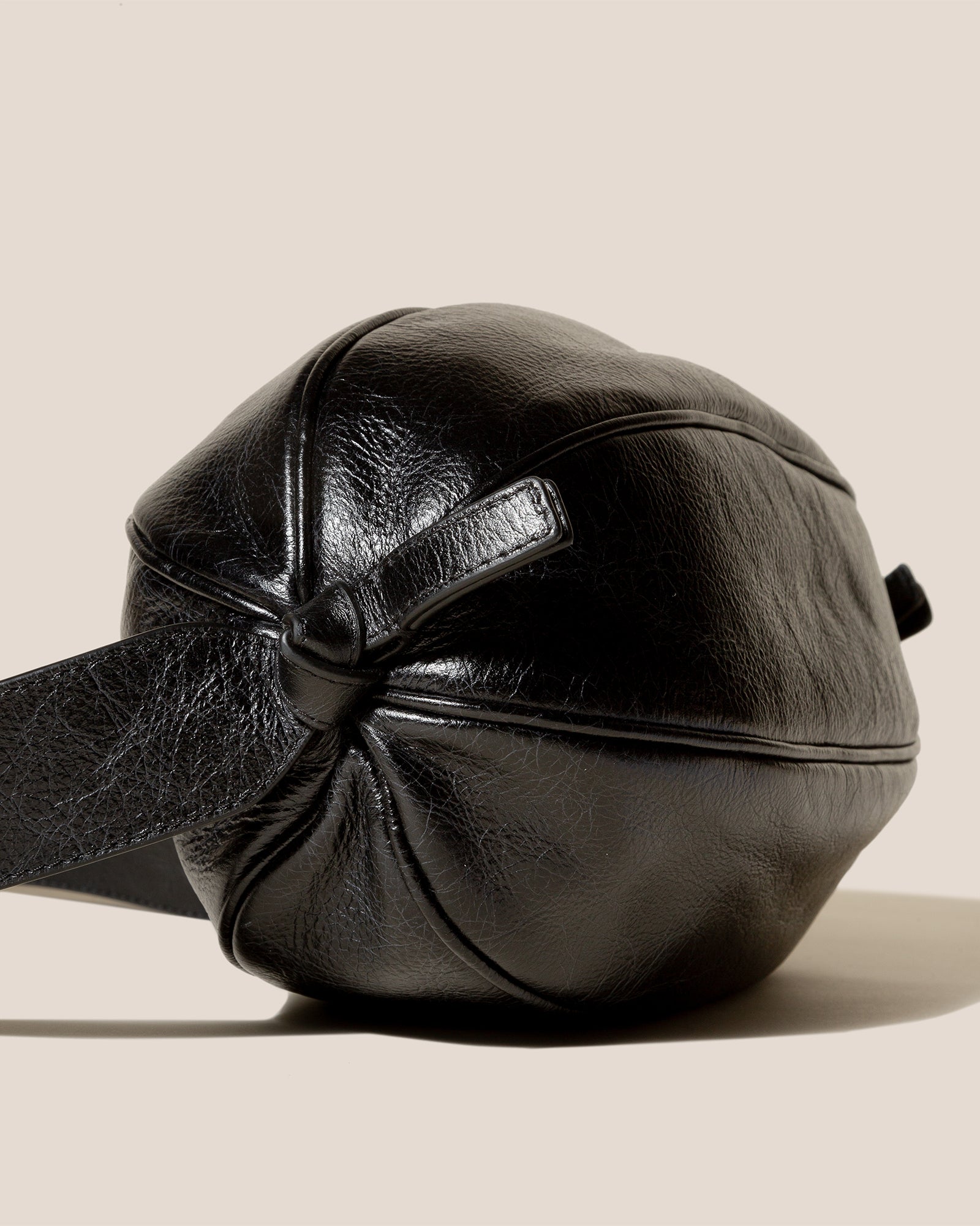 BOYA L DISTRESSED - Ball-Shaped Crossbody Bag