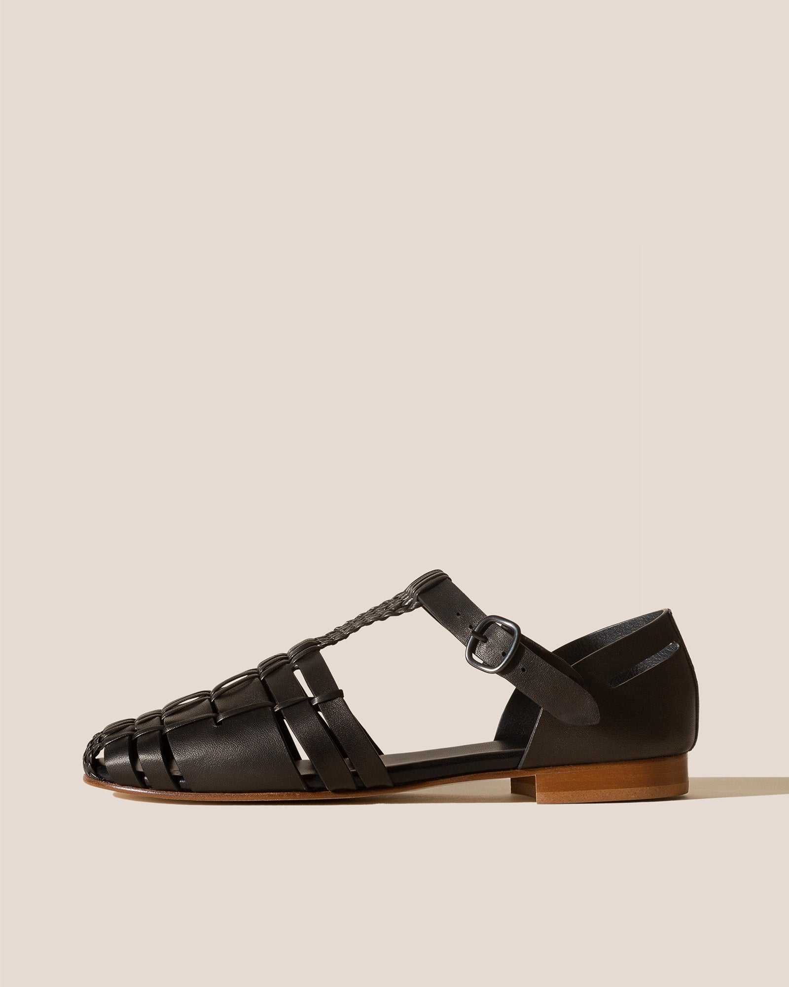 VEDRA - Round-Toe Soft Fisherman Sandal