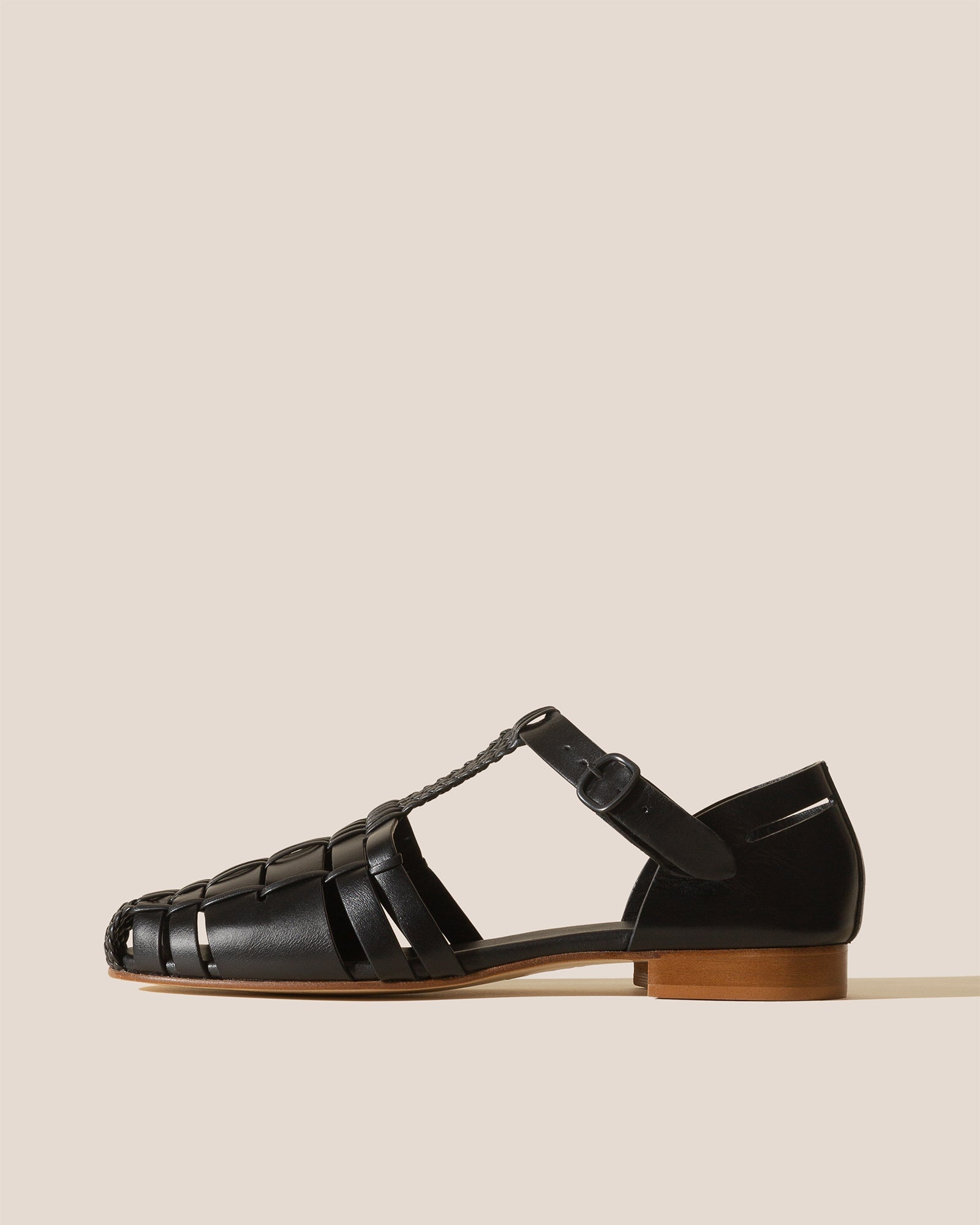 VEDRA - Round-Toe Soft Fisherman Sandal
